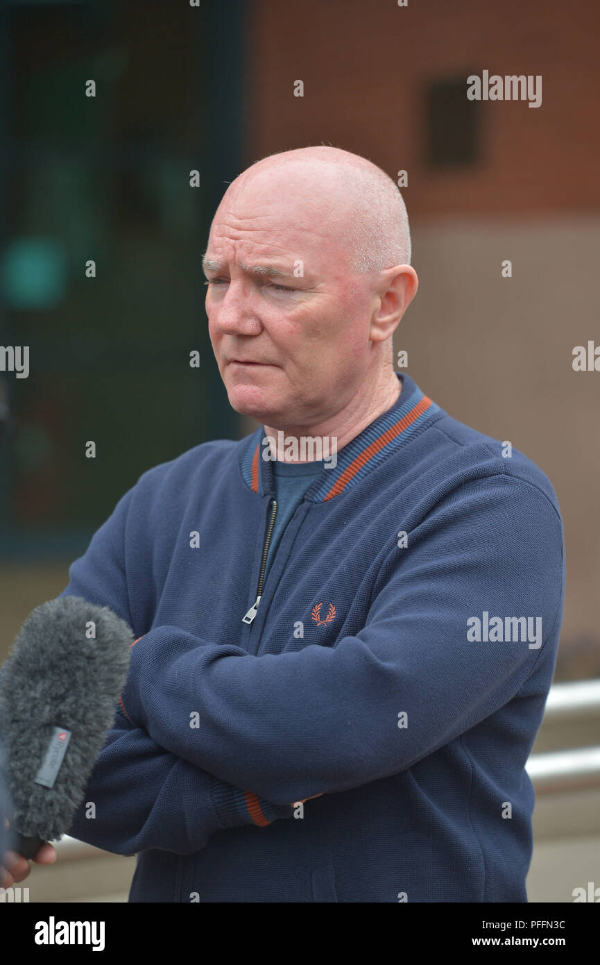 Steve Kelly, il fratello della vittima Michael Kelly, parla ai giornalisti al di fuori di Preston Crown Court dopo la colpa accuse contro Sir Norman Bettison a seguito del disastro di Hillsborough sono stati fatti cadere. Foto Stock