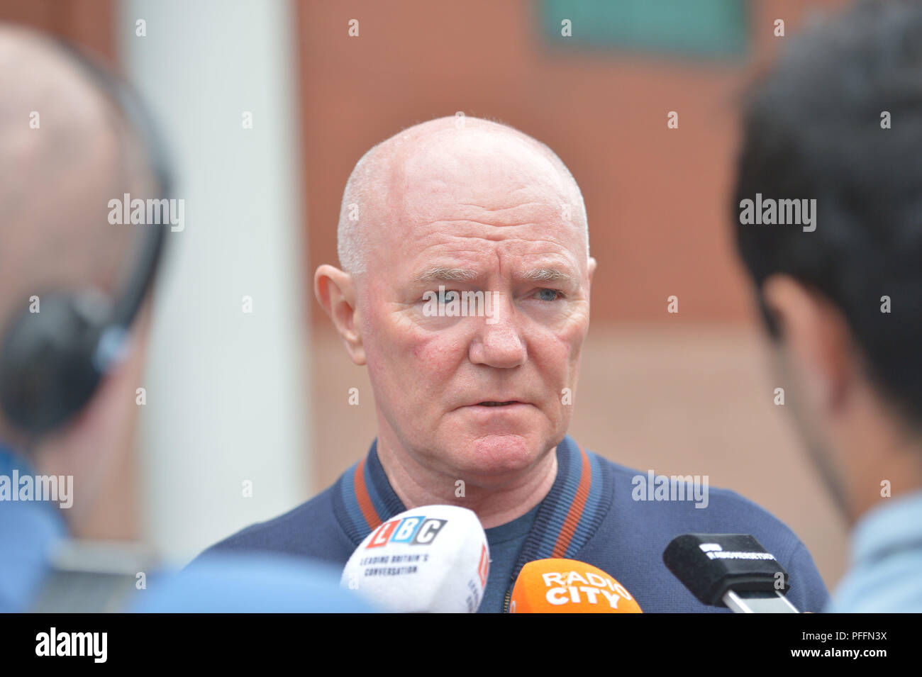 Steve Kelly, il fratello della vittima Michael Kelly, parla ai giornalisti al di fuori di Preston Crown Court dopo la colpa accuse contro Sir Norman Bettison a seguito del disastro di Hillsborough sono stati fatti cadere. Foto Stock