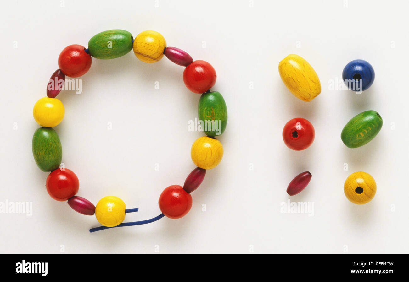 Una collana di perle creati al di fuori del rosso, verde e giallo perline. Foto Stock