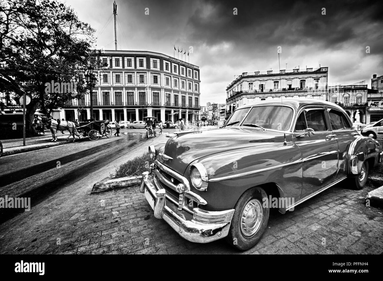 Immagine in bianco e nero di La Habana e le sue vetture del 50s Foto Stock