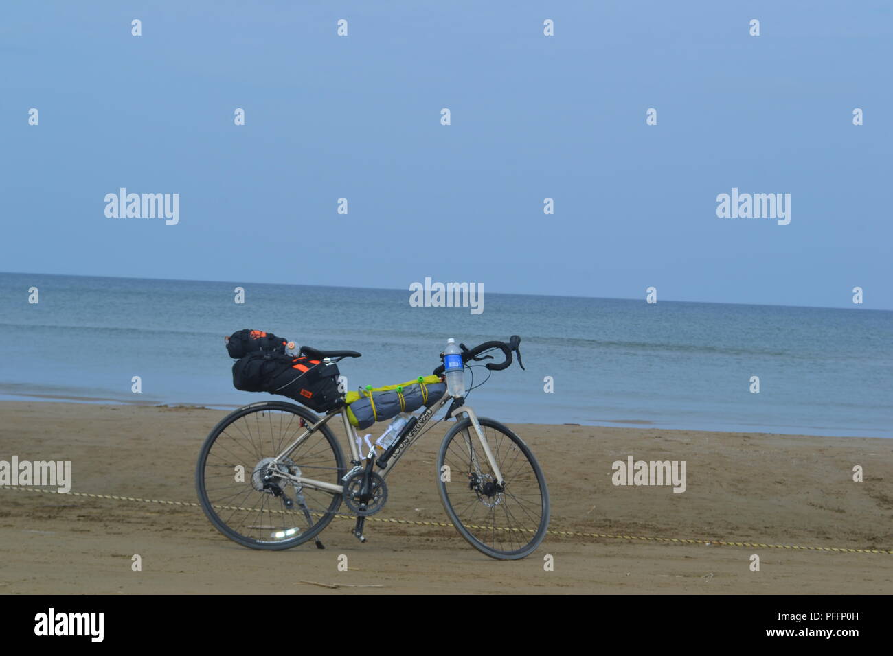 Ciclo montato con ingranaggi per tour in bicicletta Foto Stock