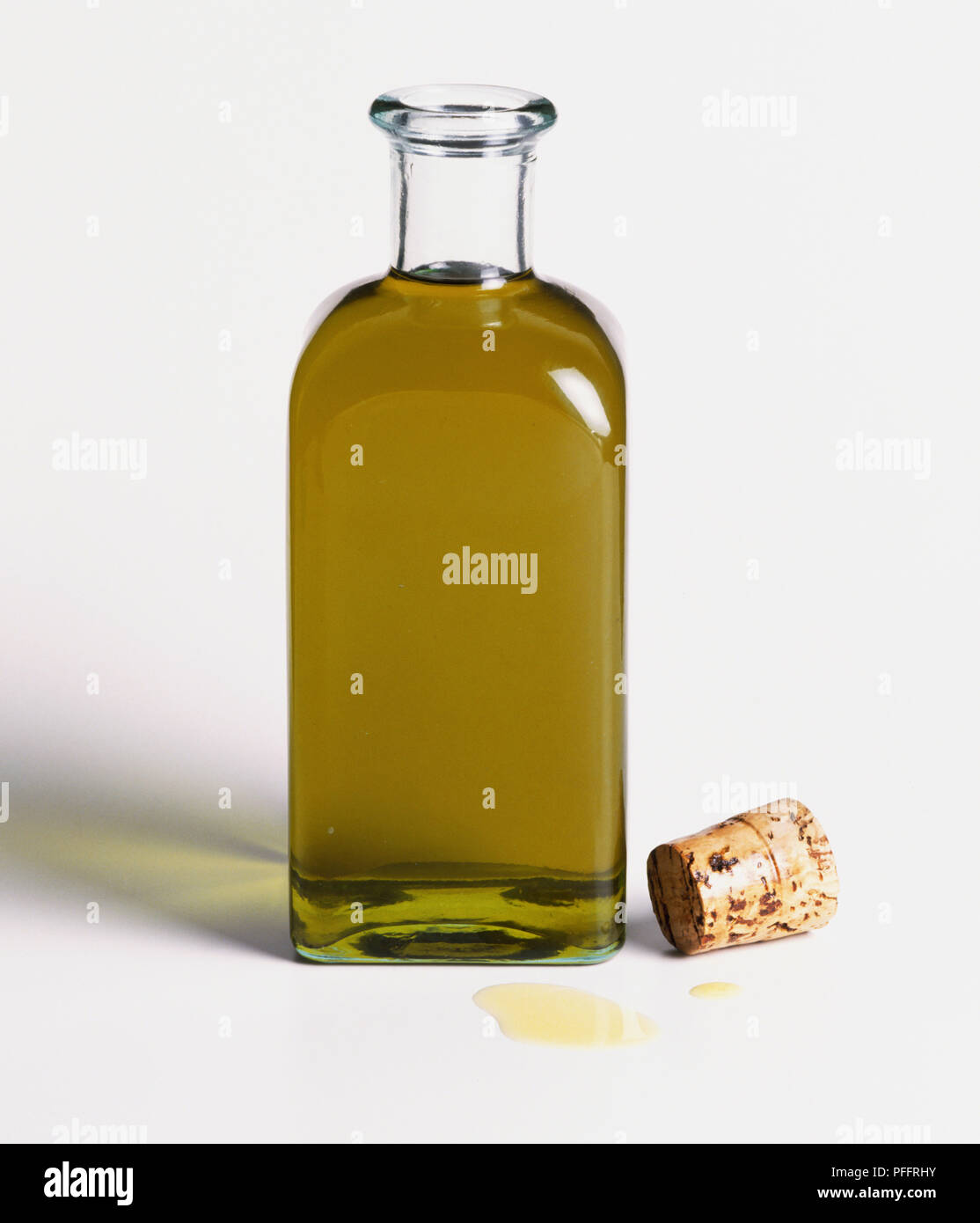 Stappate una bottiglia di olio di oliva Foto Stock