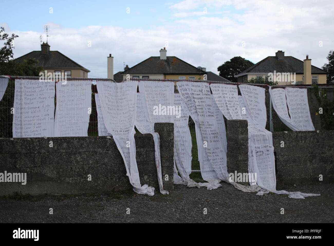 Hotel bed fogli con i nomi di centinaia di bambini morti drappeggiati sui cancelli di una massa luogo di sepoltura a Tuam, co Galway dove una veglia avrà luogo durante la visita del Papa al Santuario di Knock in Co Mayo. Foto Stock