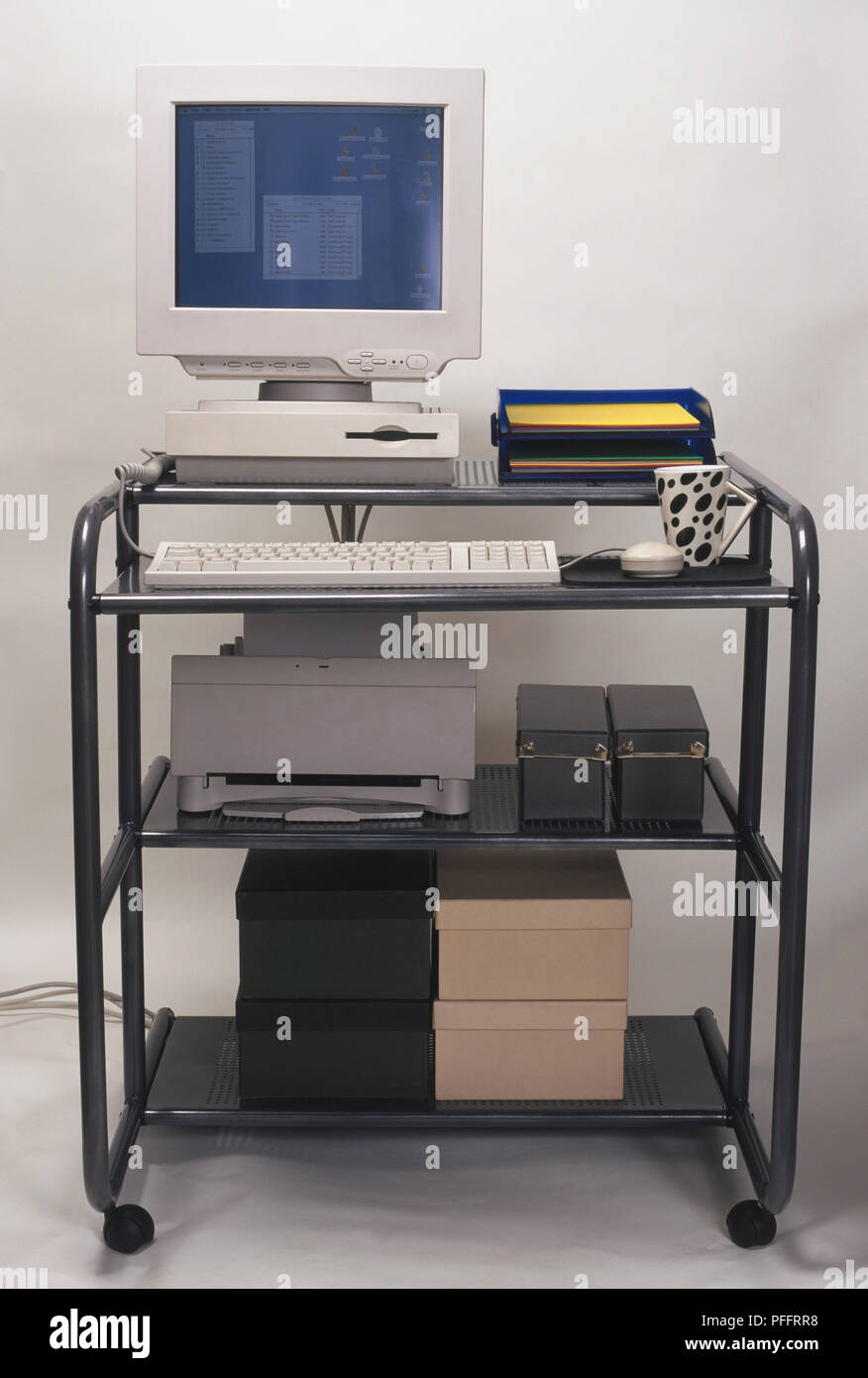 Tre-accantonato carrello di lavoro con computer e stampante e scatole di archiviazione. Foto Stock