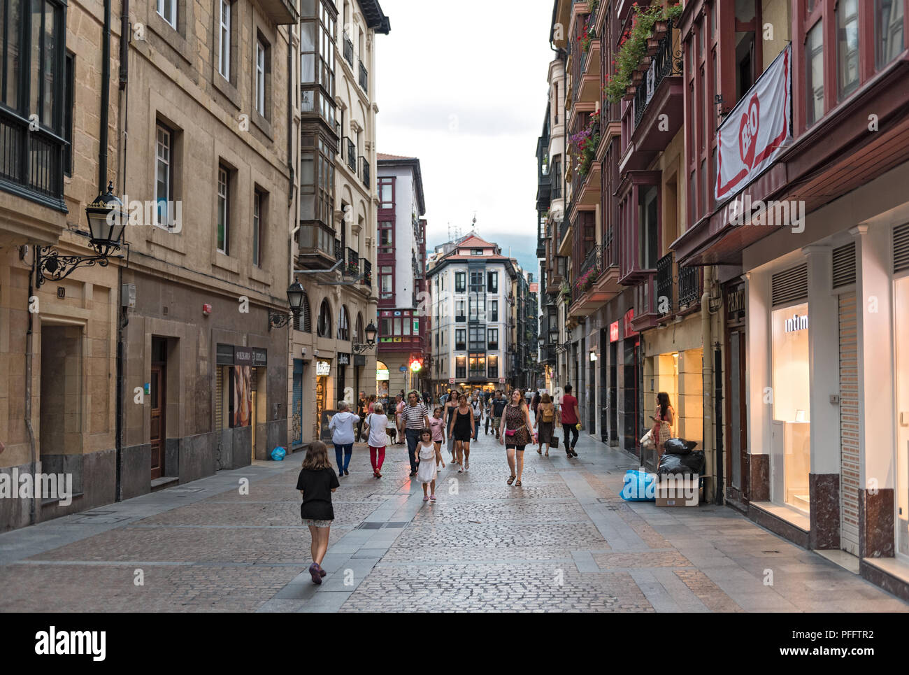 Walkers nel centro storico della città vecchia di bilbao, Spagna. Foto Stock