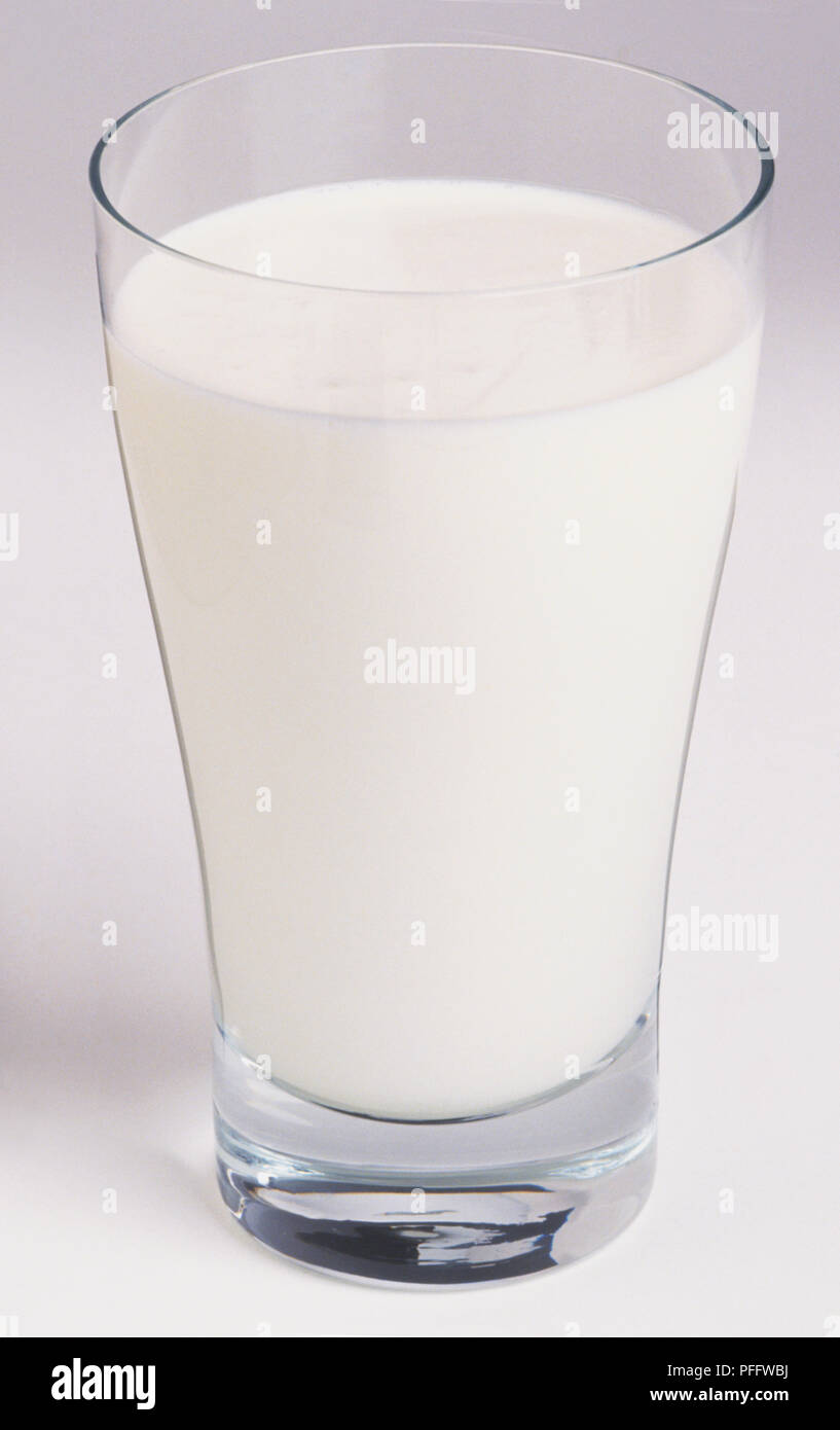 Un bicchiere di latte freddo Foto Stock