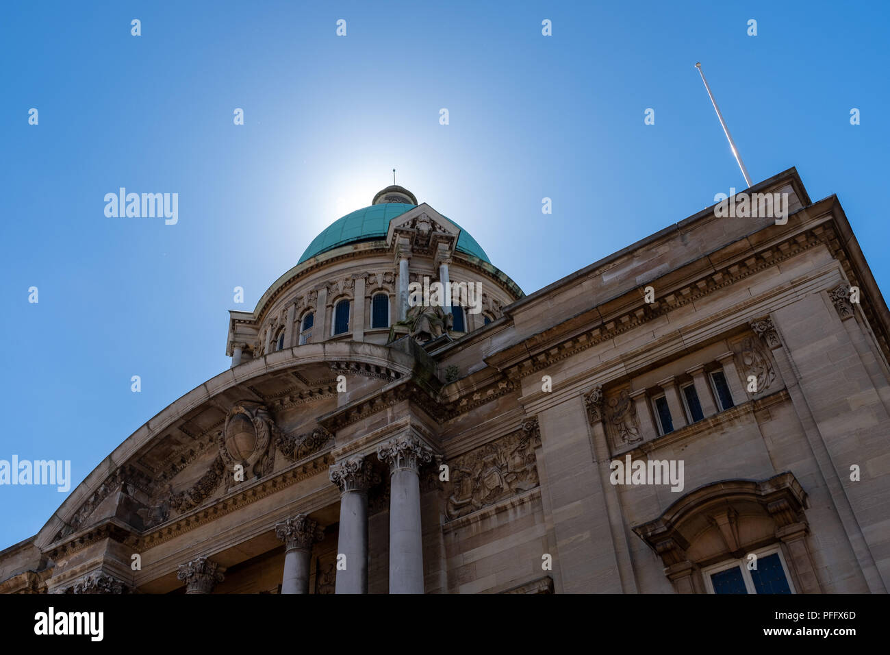 Immagine di Kingston Upon Hull UK Città della cultura 2017. Hull City Hall contro un cielo blu d'estate. Foto Stock