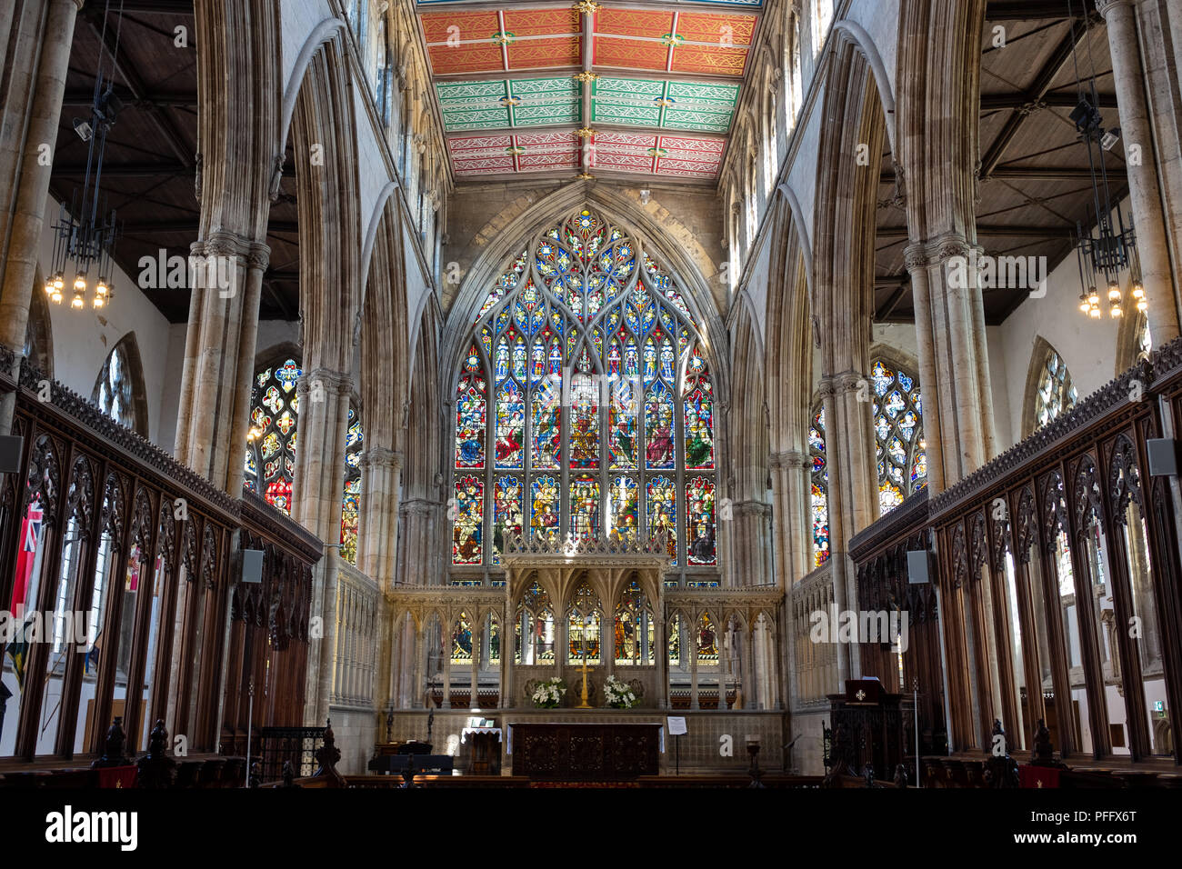 All'interno dell'ex chiesa della Santissima Trinità ora chiamata Hull Minster prese a guardare il soffitto architettonico. Kingston Upon Hull, città della cultura britannica Foto Stock