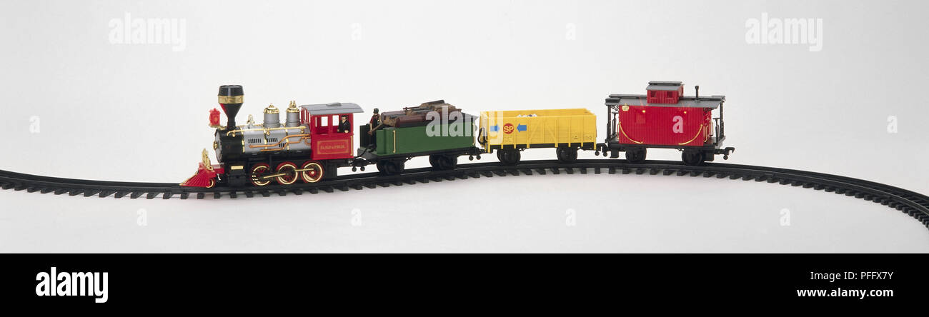 Toy treno a vapore sulla curva via, vista laterale. Foto Stock