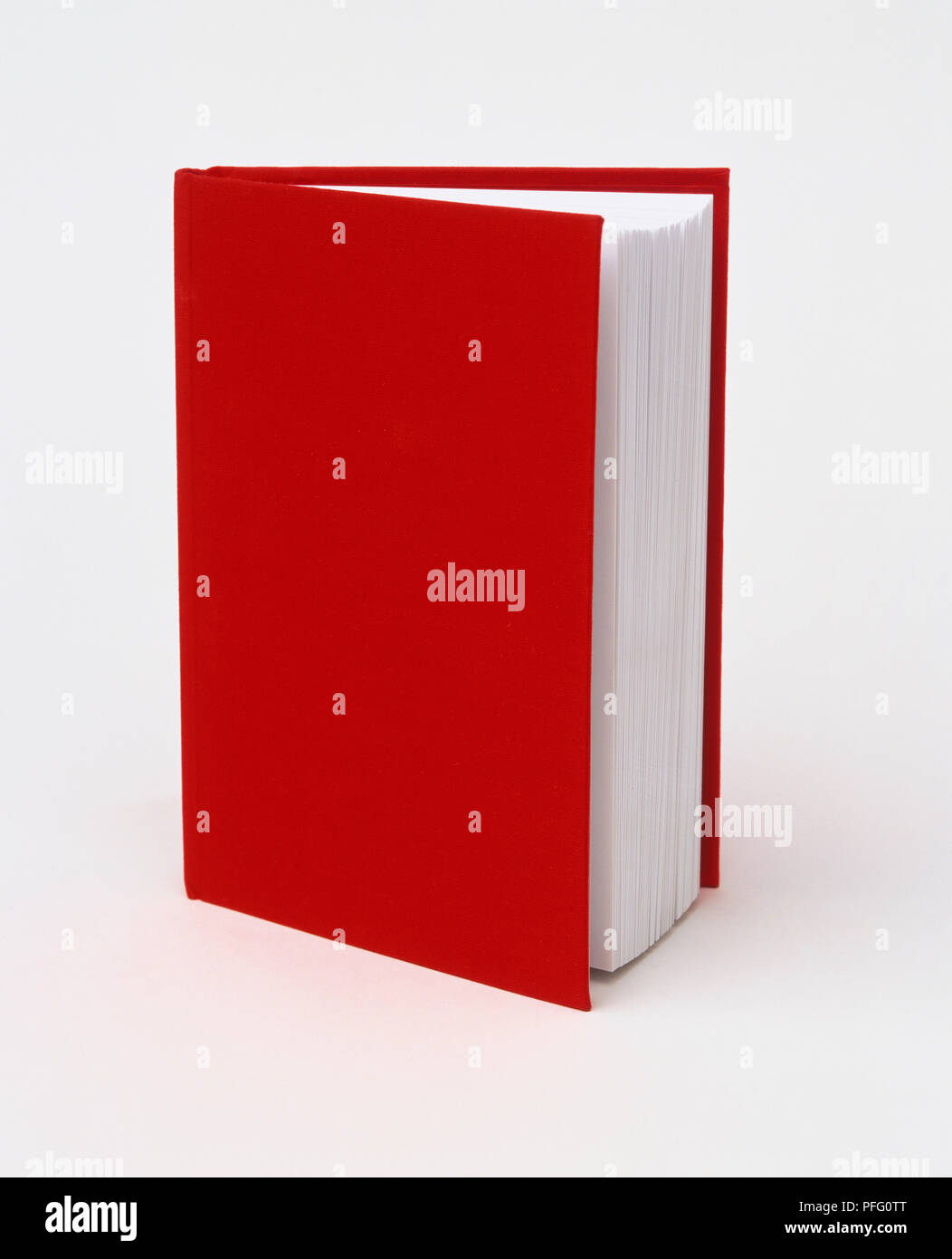 Legato libro rosso in posizione eretta che mostra le pagine bianche Foto Stock