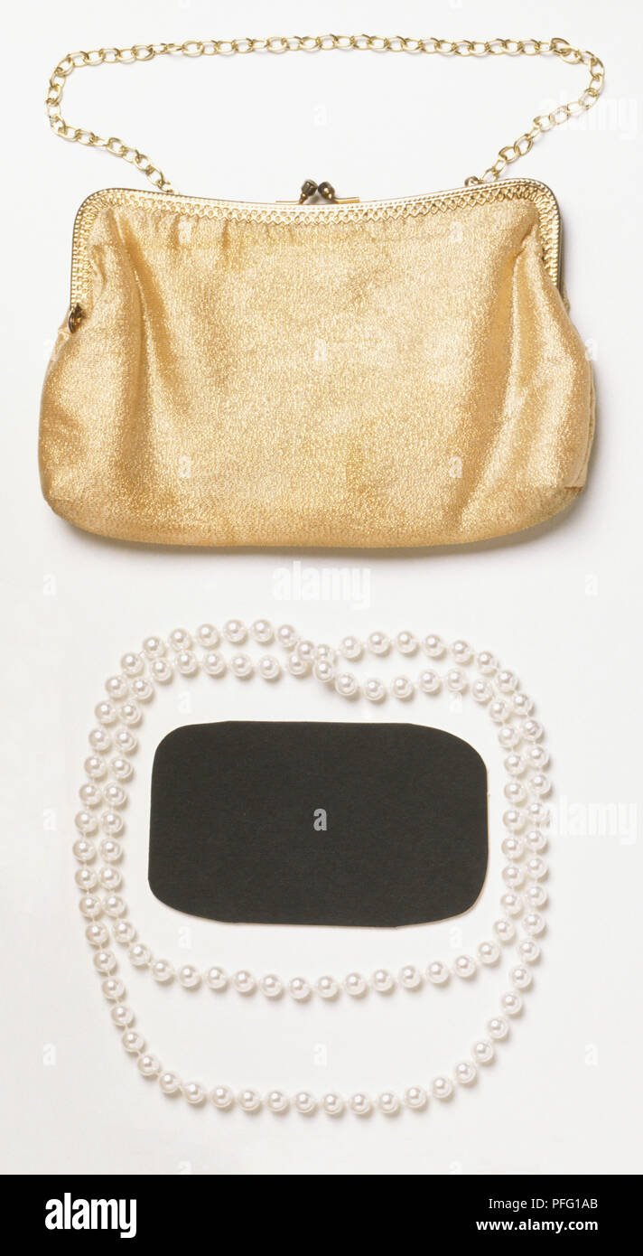 Oro borsetta e collana di perle Foto Stock