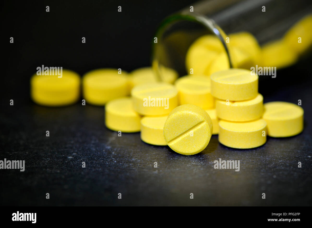 Compresse di certi tipi di medicine a New Drug Discovery concetto e tecnologia farmaceutica. Foto Stock