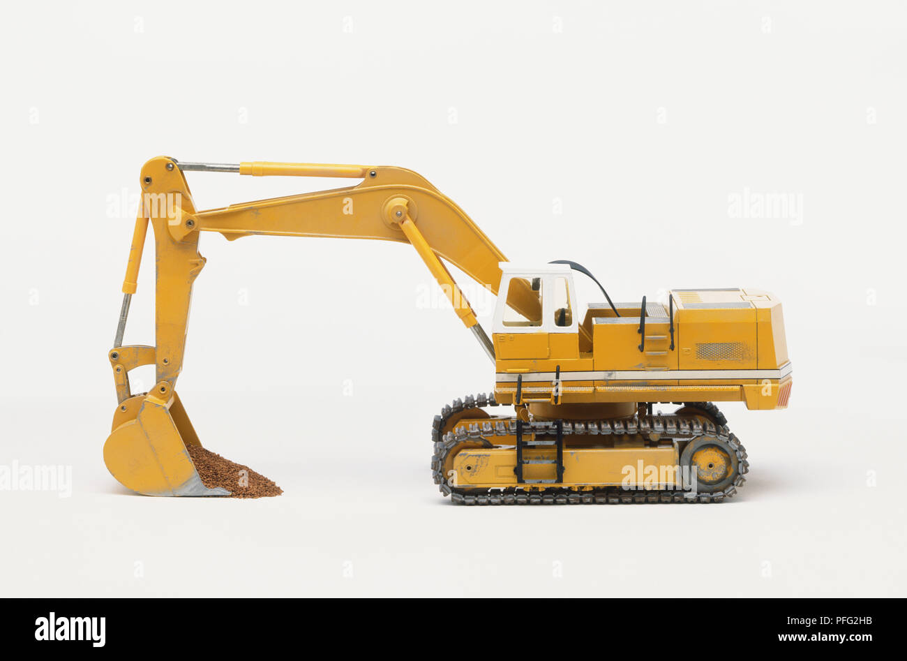 Modello di colore giallo escavatore, vista laterale Foto Stock