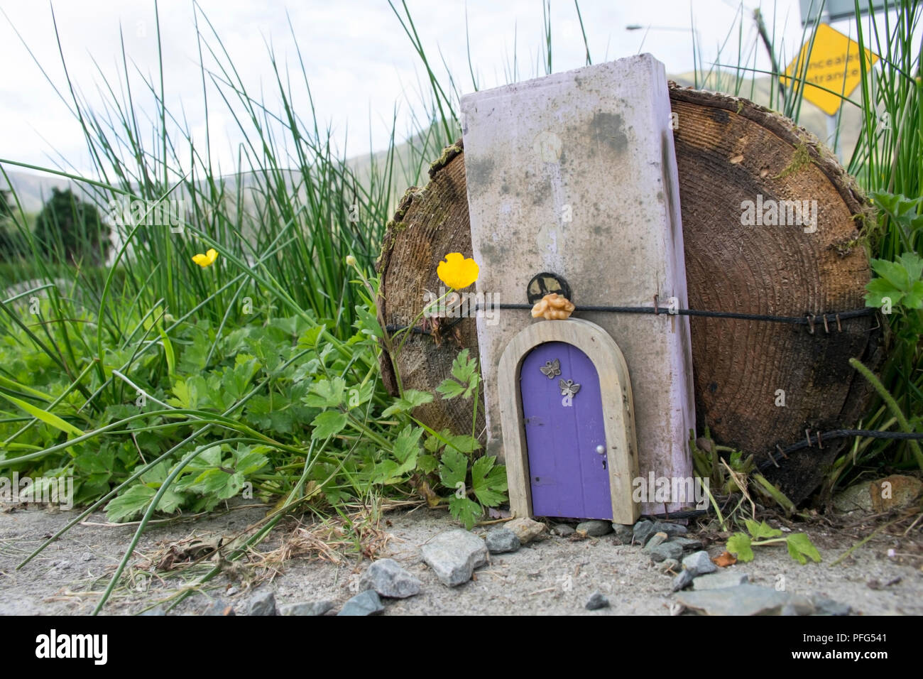 Una foto di una fata random house accanto a una strada di campagna in Irlanda Foto Stock