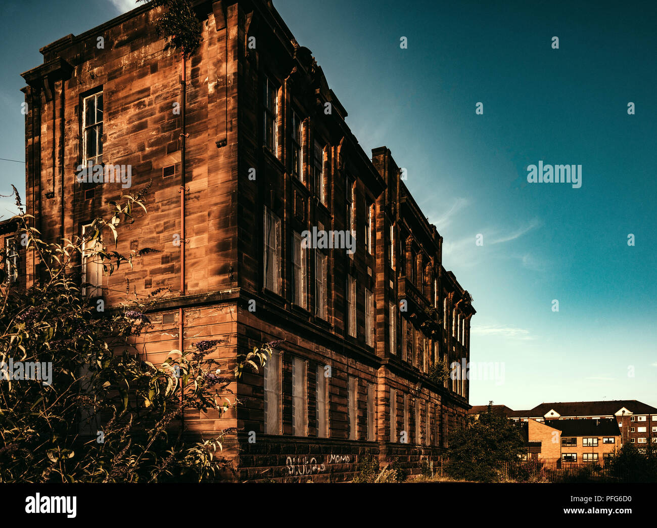 Lato di Sir John Maxwell Scuola primaria contro il cielo blu, GLASGOW, SCOZIA Foto Stock