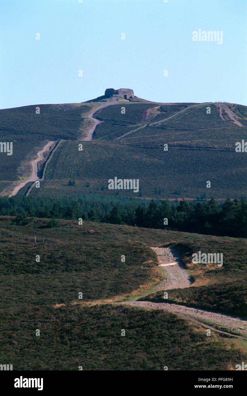 Gran Bretagna, Offa's Dyke, sentiero seguendo il confine tra Inghilterra e Galles, con vecchio rudere sulla collina Foto Stock