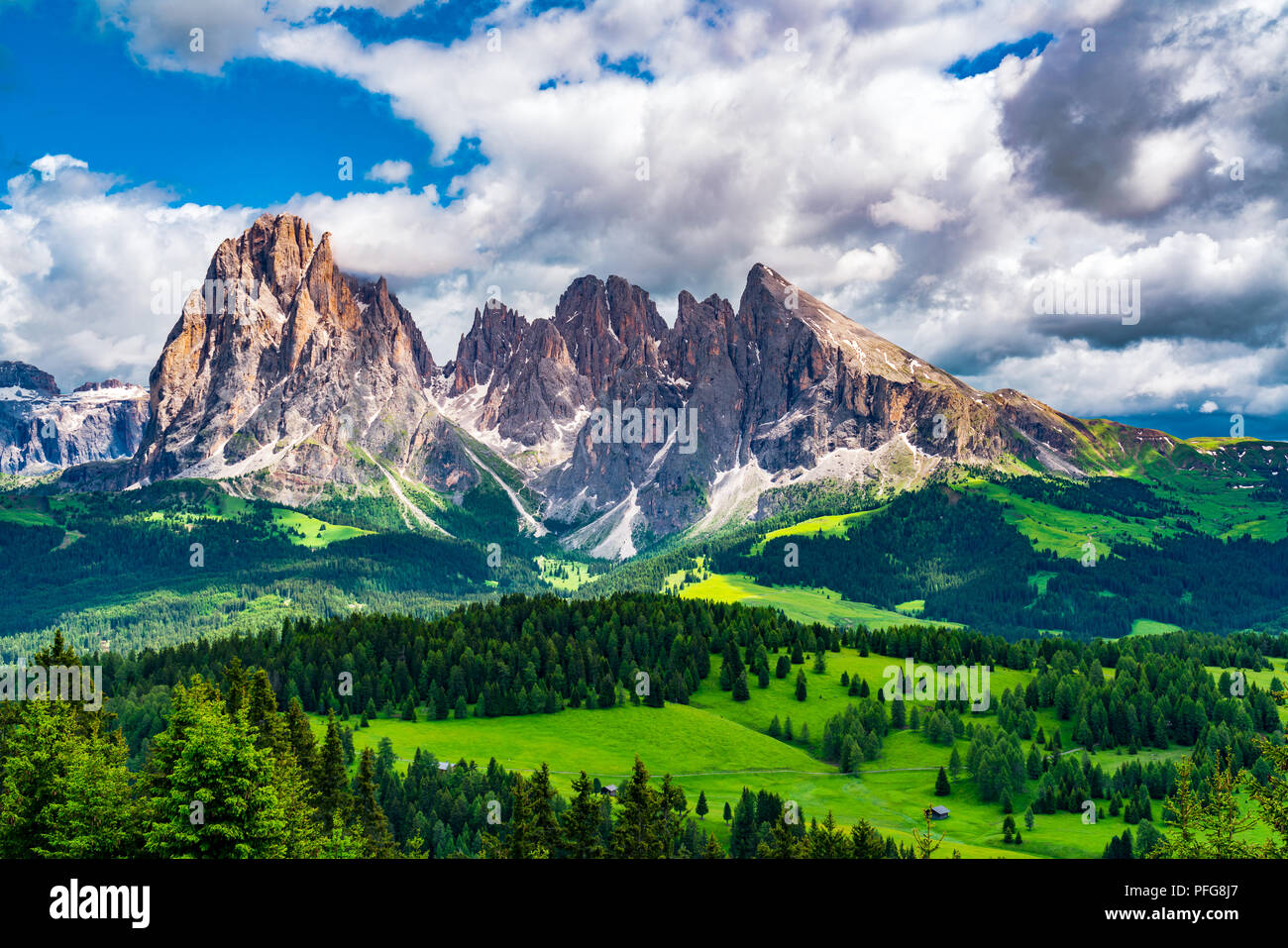 Bellissima vista sul Sassolungo gruppo delle Dolomiti e l Alpe di Siusi in Alto Adige, Italia Foto Stock