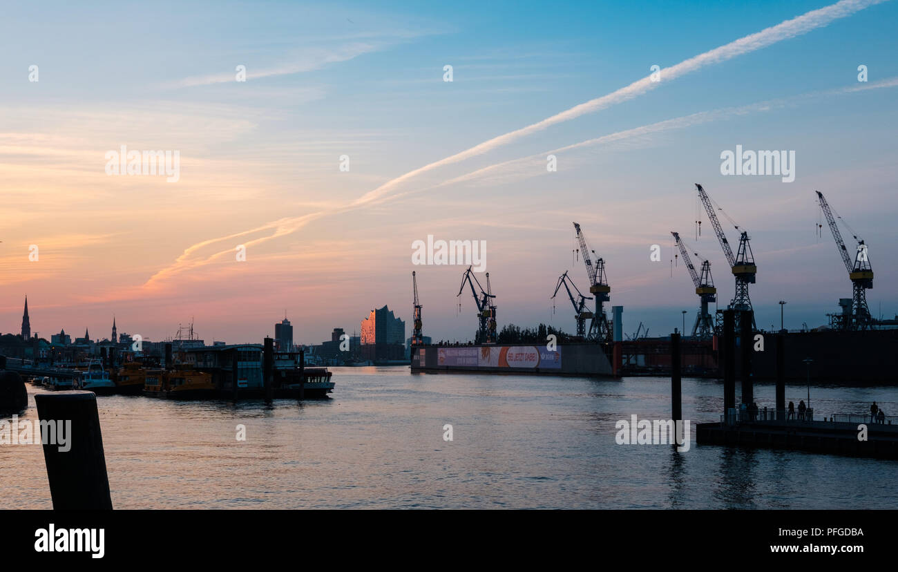 Amburgo, Germania - agosto 2018: Dal porto di Amburgo al tramonto o l'alba, spedizione merci gru Foto Stock