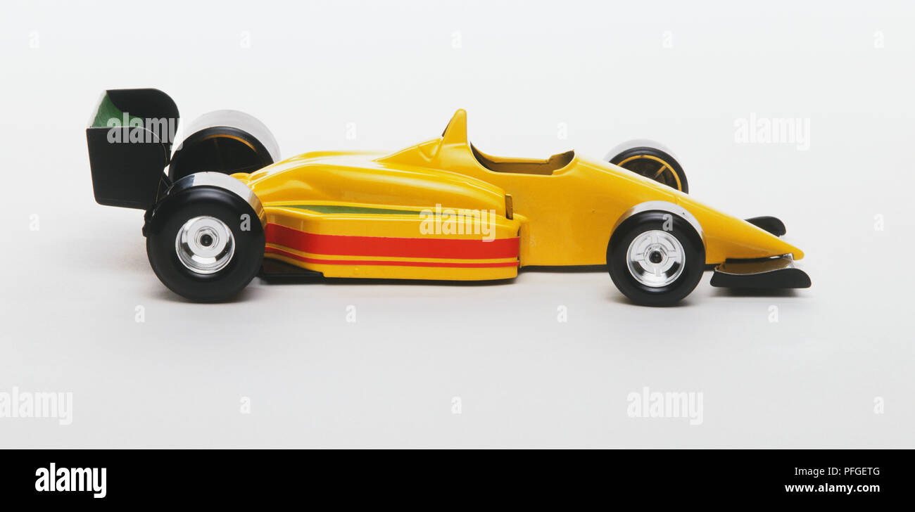 Modello di colore giallo auto racing, vista laterale Foto Stock
