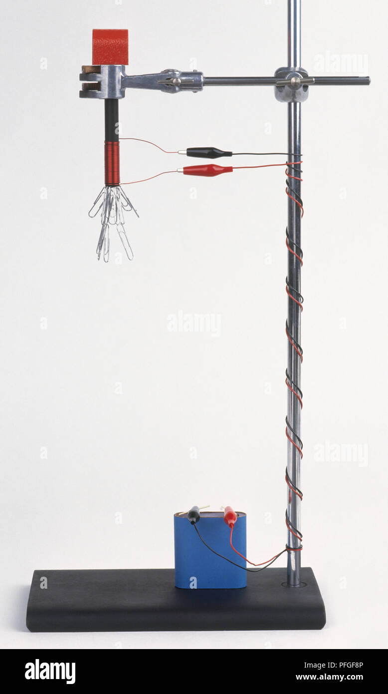 Esperimento elettromagnetico utilizzando la batteria collegata ai fili, la fascetta di supporto e fermagli per carta Foto Stock