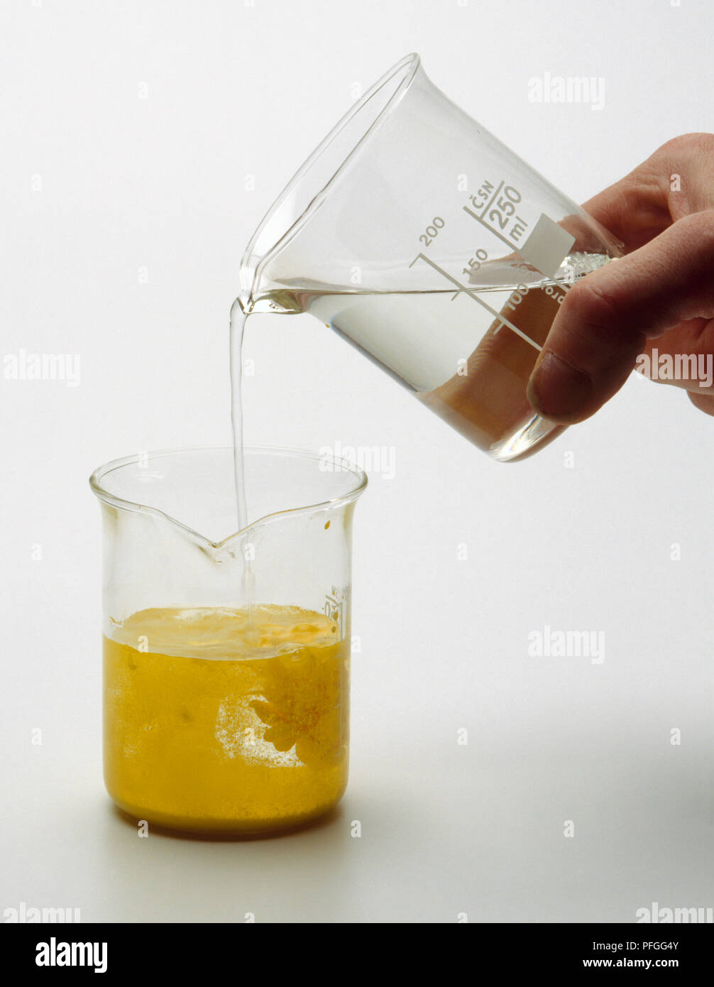 Soluzioni di potassio e ioduro in acqua e la soluzione di nitrato di piombo  in acqua vengono miscelati insieme, virava al giallo e formando un ioduro di  piombo Foto stock - Alamy