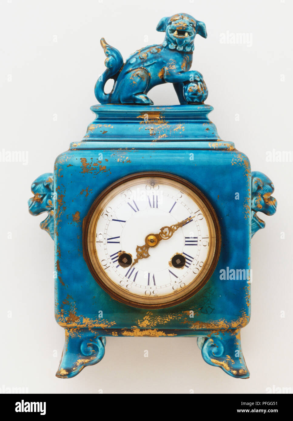 Blue antico orologio con numeri romani e cane scolpito statuetta, vista frontale Foto Stock