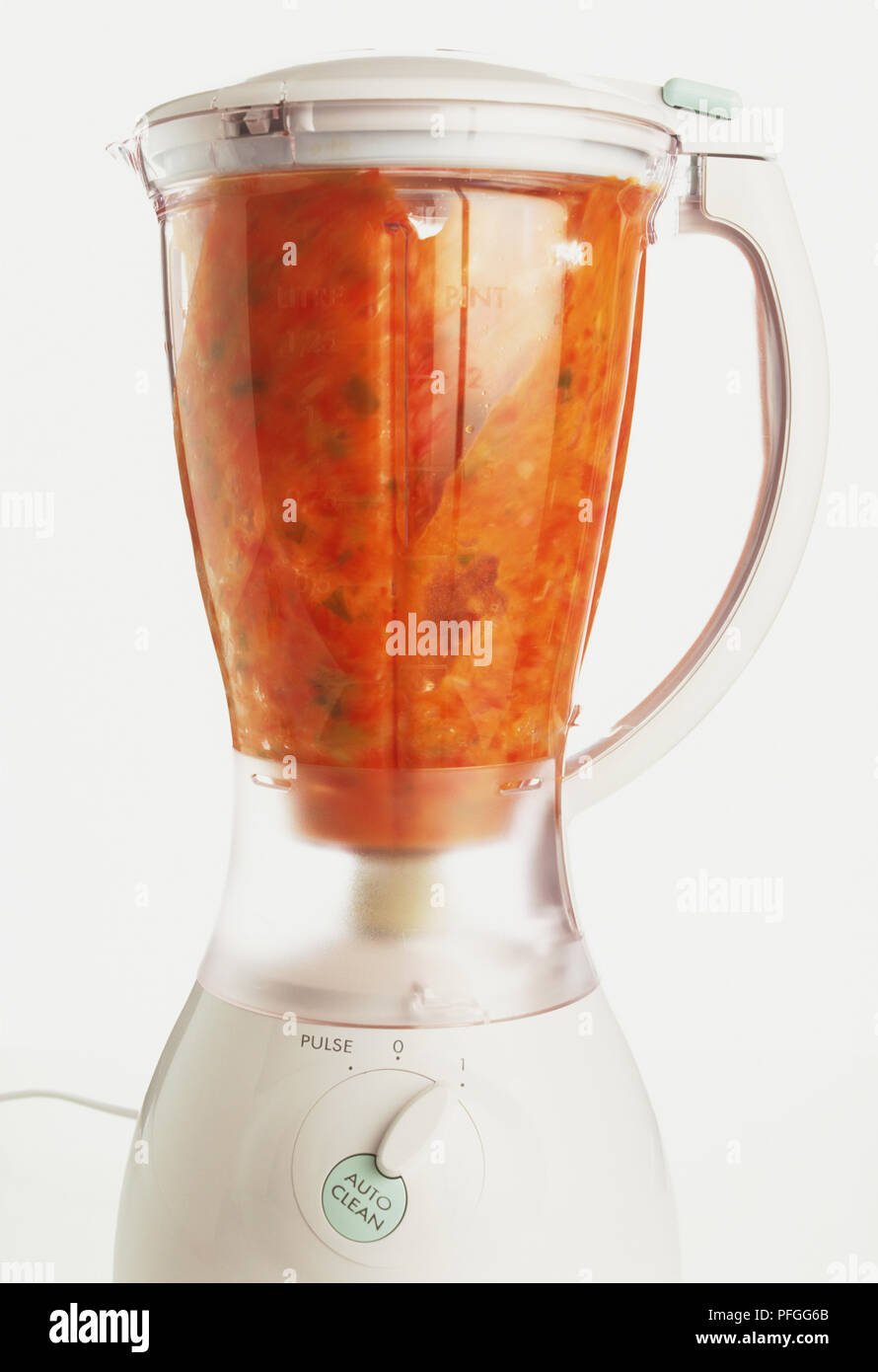 Arancio-rosso miscela di verdure in un frullatore Foto Stock
