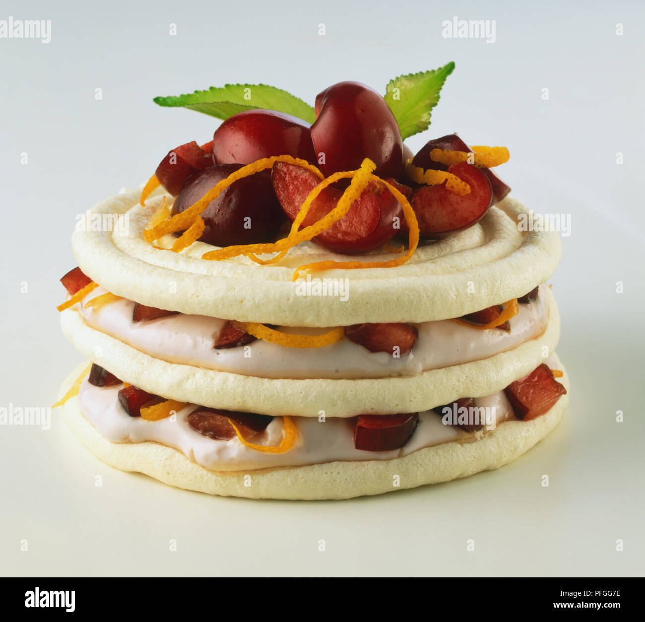 Lo strato di meringa guarnita con frutta fresca Foto Stock