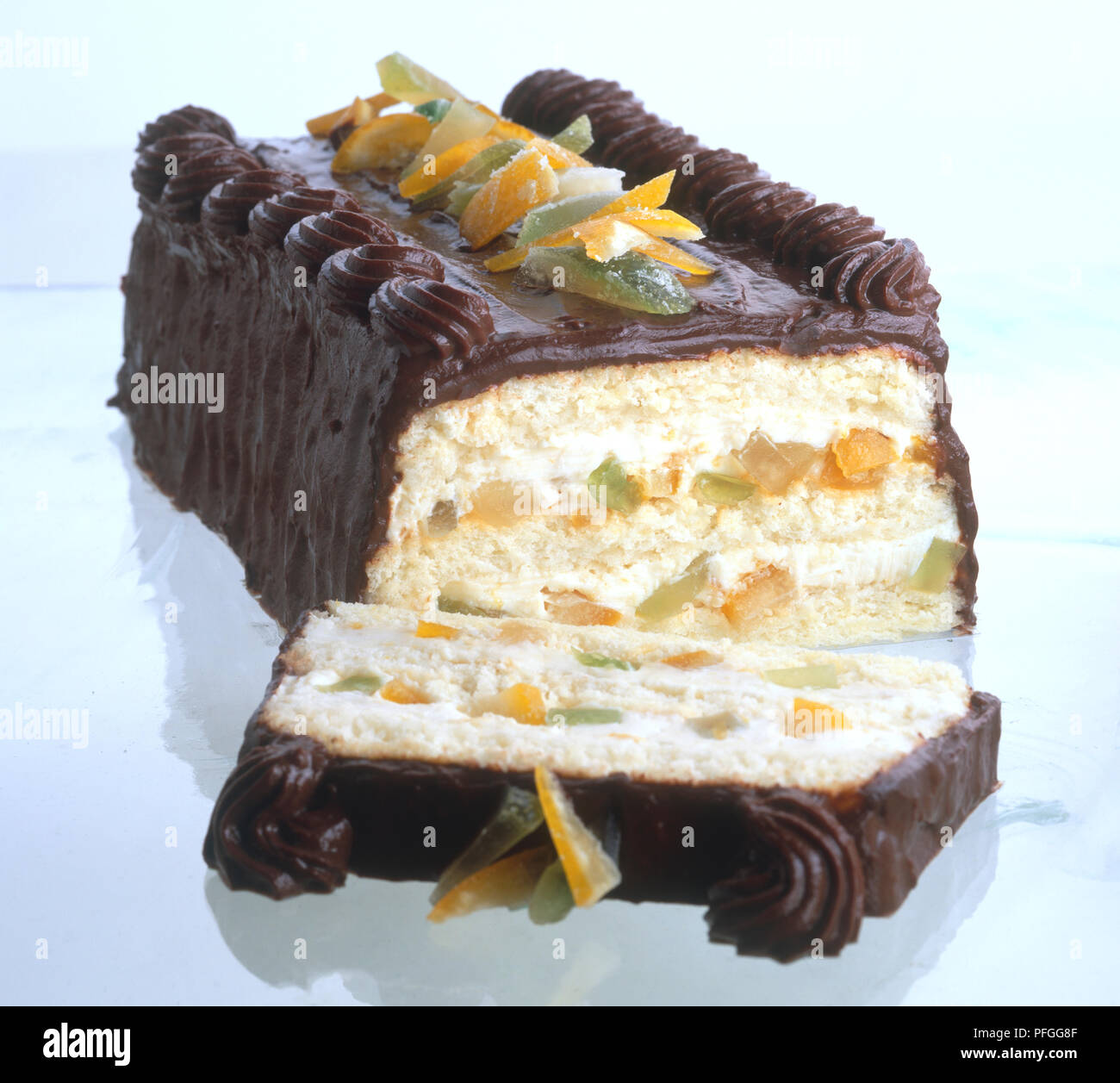 Cassata fatta con frutta candita, la ricotta e la glassa di cioccolato, singola fetta tagliata via Foto Stock