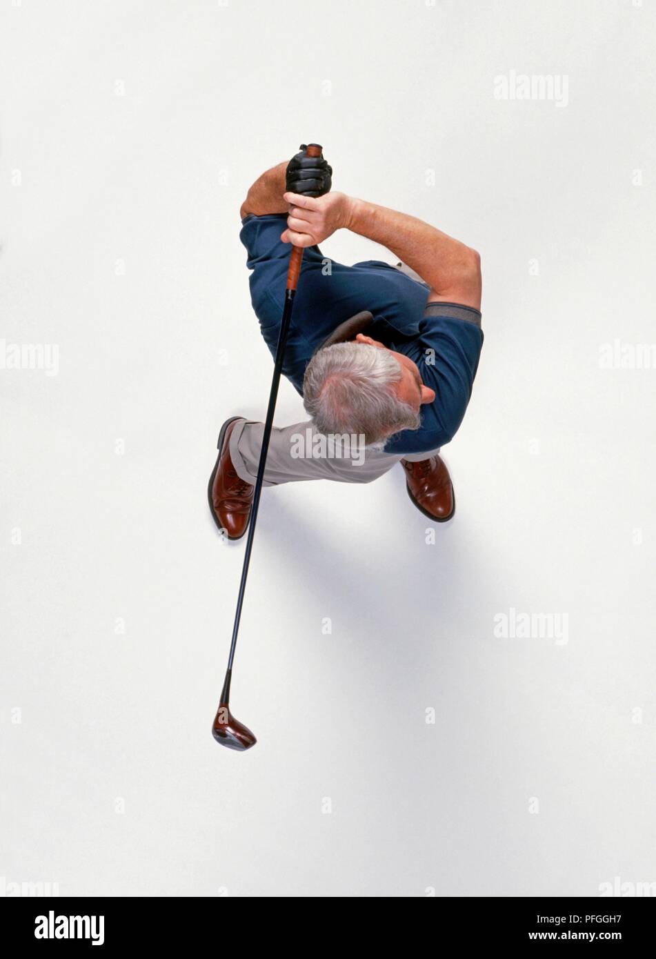 L'uomo swinging golf club, vista da sopra Foto Stock