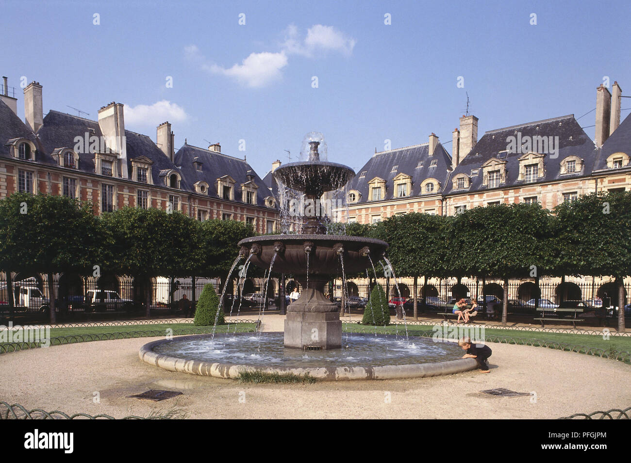 Francia, Parigi, Marais, Place des Vosges circondano una fontana nel cortile centrale, bella piazza con la fontana nel mezzo. Foto Stock