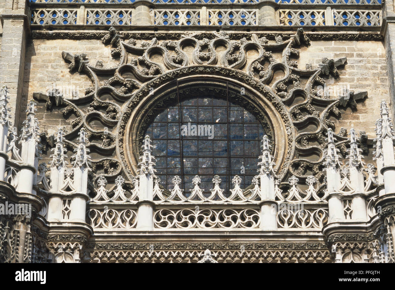 Spagna, Andalusia, Siviglia, round cattedrale gotica a finestra con influenza moresca. Foto Stock