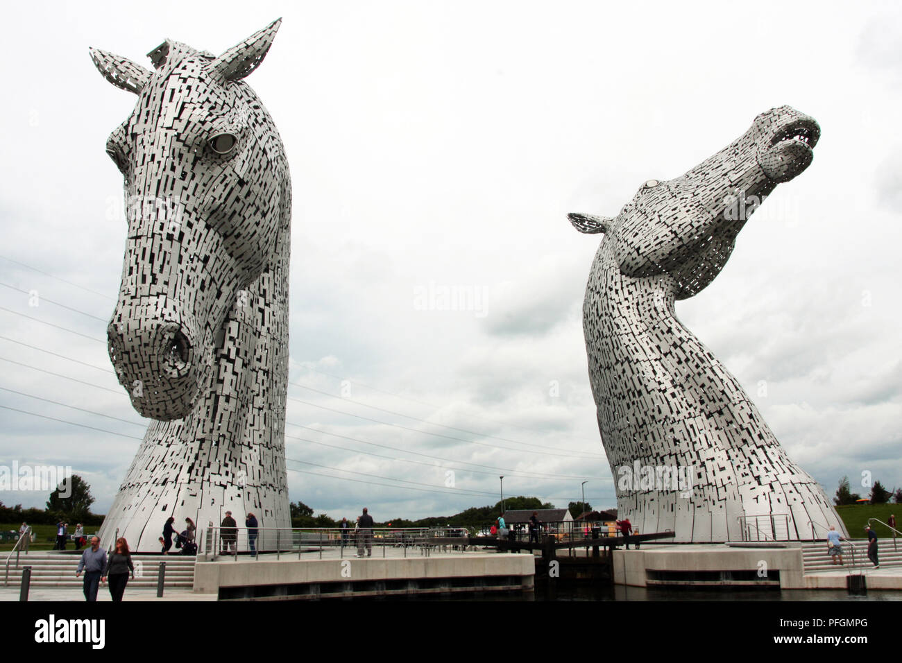 Le due enormi Kelpie cavallo sculture che sedersi sul canale di Forth e Clyde nella elica Park, Falkirk in Scozia. Essi sono stati progettati e costruiti da Andy Scott e ora sono una grande attrazione scozzese con turisti e visitatori. Foto Stock