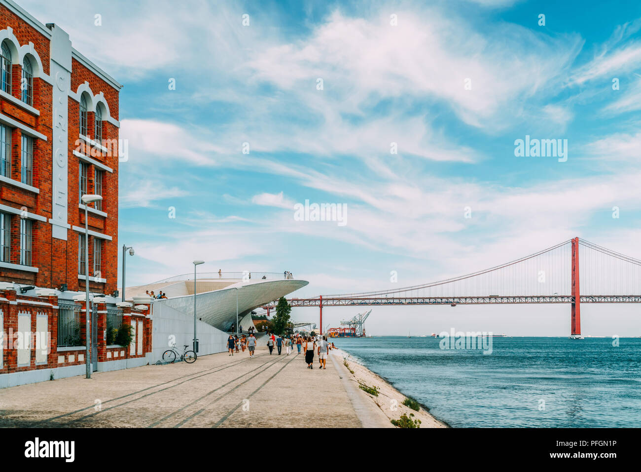 Lisbona, Portogallo - 23 agosto 2017: Il nuovo museo di arte, architettura e tecnologia (Museu de Arte, Arquitetura e Tecnologia) o Maat è una scienza Foto Stock