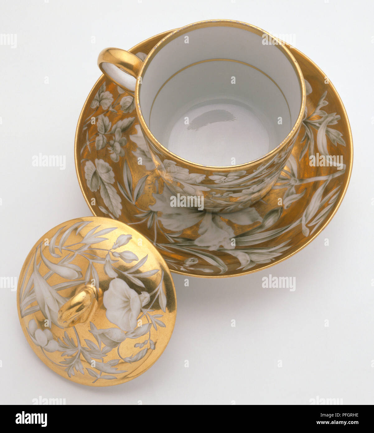 Tazza in porcellana, modellato oro con piattino e coperchio Foto Stock