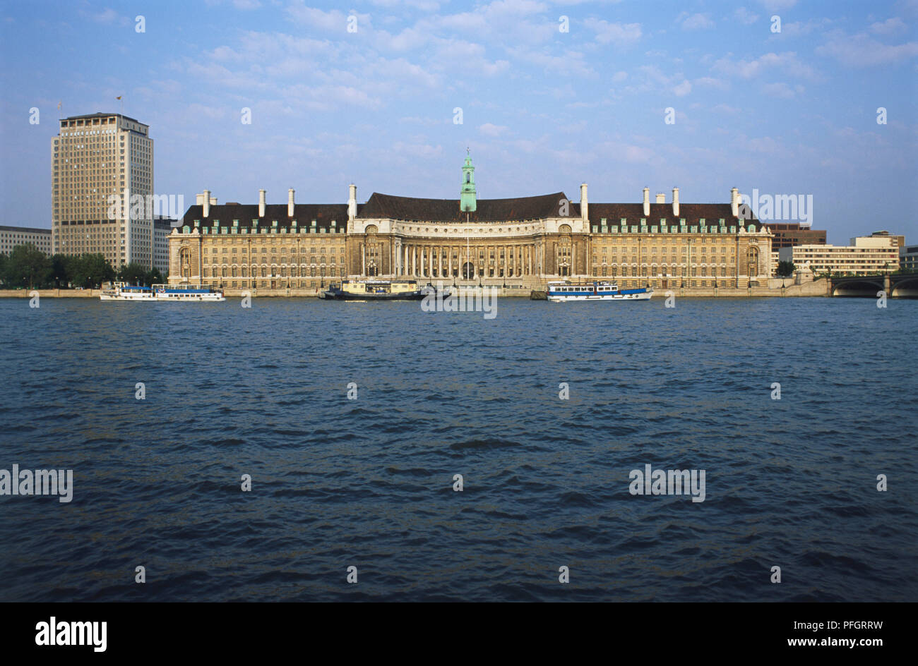 Gran Bretagna, Inghilterra, Londra, vista del County Hall attraverso il fiume Tamigi. Foto Stock