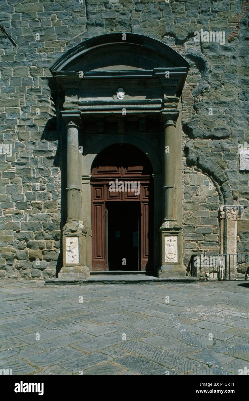 L'Italia, Toscana, Cortona, Duomo di Cortona (Cattedrale di Cortona), pillared ingresso Foto Stock