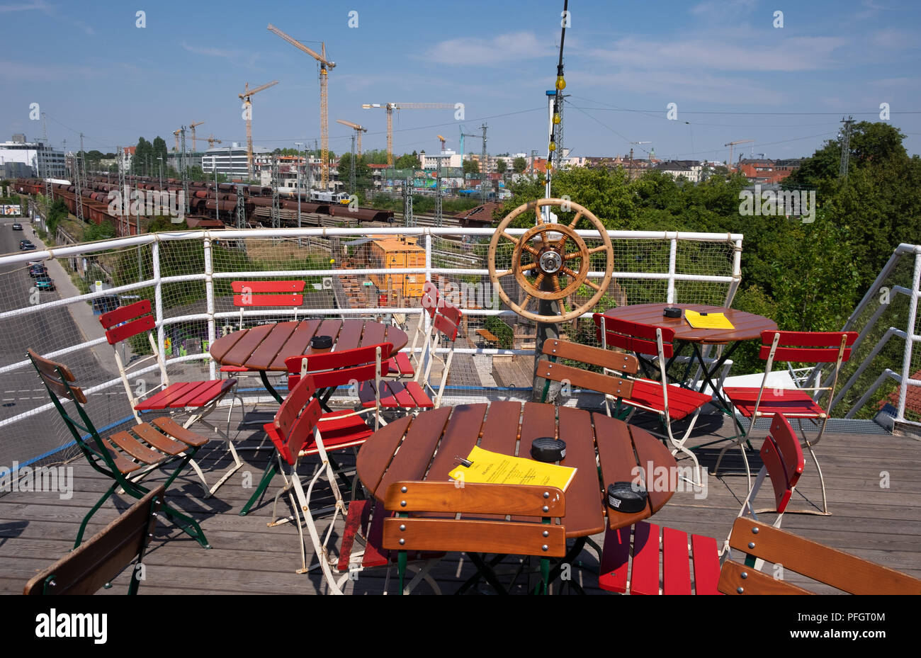 Alte Utting, ex nave passeggeri convertito in un ristorante ora posto su un in disuso il ponte ferroviario a Monaco di Baviera, Germania. Foto Stock