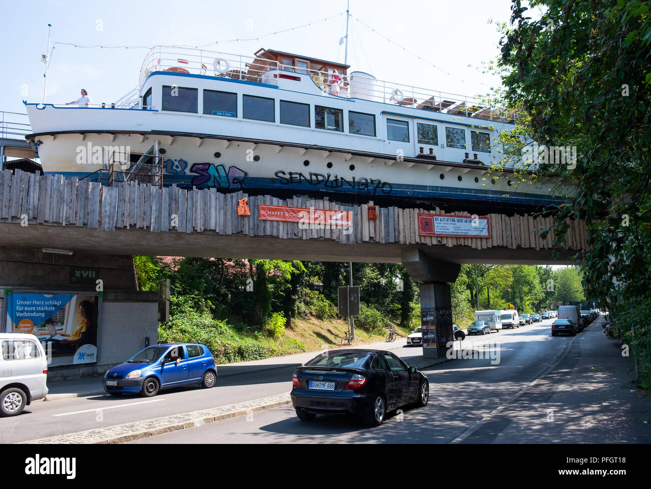 Alte Utting, ex nave passeggeri convertito in un ristorante ora posto su un in disuso il ponte ferroviario a Monaco di Baviera, Germania. Foto Stock