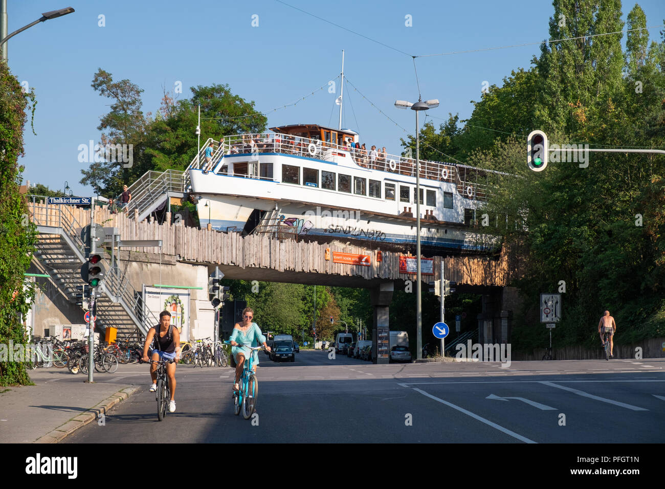 Alte Utting, ex nave passeggeri convertito in un ristorante ora collocato su un ponte ferroviario a Monaco di Baviera, Germania. Foto Stock