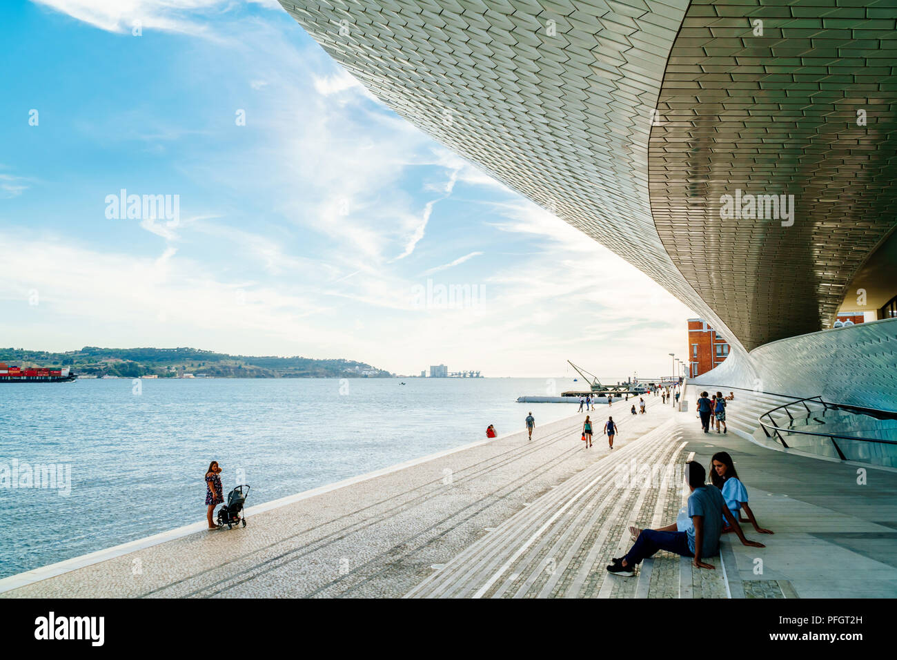 Lisbona, Portogallo - 23 agosto 2017: Il nuovo museo di arte, architettura e tecnologia (Museu de Arte, Arquitetura e Tecnologia) o Maat è una scienza Foto Stock