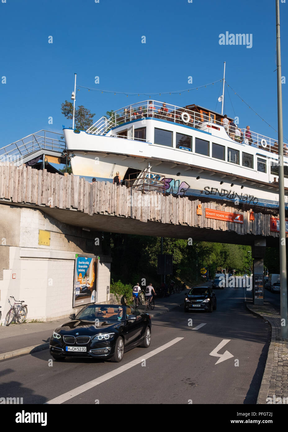 Alte Utting, ex nave passeggeri convertito in un ristorante ora collocato su un ponte ferroviario a Monaco di Baviera, Germania. Foto Stock