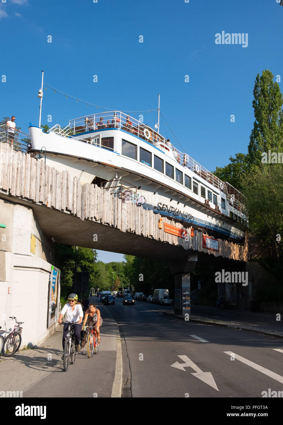 Alte Utting, ex nave passeggeri convertito in un ristorante ora posto su una ferrovia ponte in disuso a Monaco di Baviera, Germania. Foto Stock