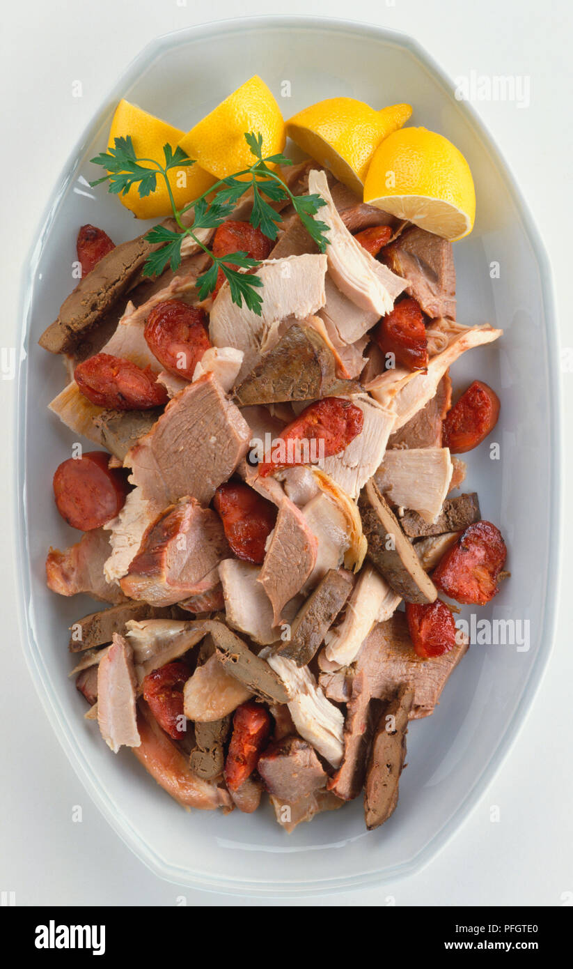 Arosto misto, arrosti di carne incluso agnello, maiale, pollo, fegato e salsiccia piccante, salsicce, piatto comune dell'Italia rurale. Foto Stock