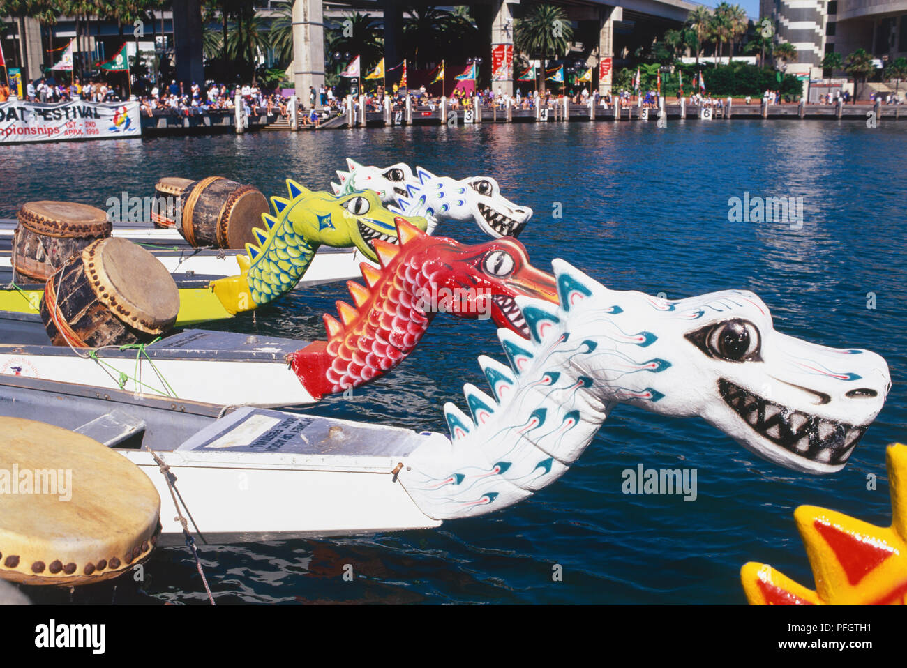 Australia, Nuovo Galles del Sud, Sydney, decorativi tradizionali barche drago sul Darling Harbour Il Cockle Bay. Foto Stock