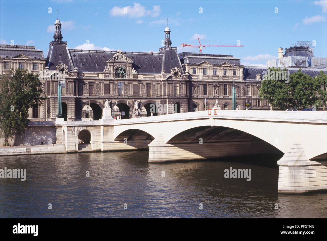 Francia, Parigi, il museo del Louvre, da un ponte sul Fiume Senna, il Musee de Louvre sulla riva destra, a Pont du giostra in primo piano. Foto Stock