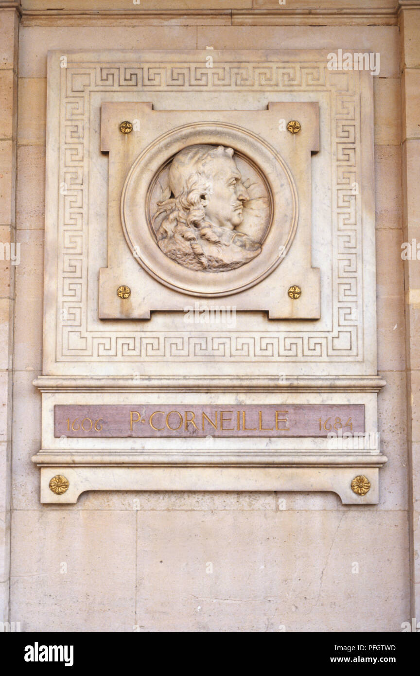 Francia, Parigi, Tuileries trimestre, Pierre Corneille profilo scolpito in pietra, lastra quadrata con immagine dell'uomo. Foto Stock