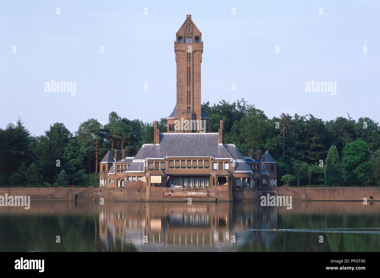 Holland, Jachthuis St Hubertus, residenza di caccia costruito nel 1920 da HP Berlage, con acqua in primo piano. Foto Stock