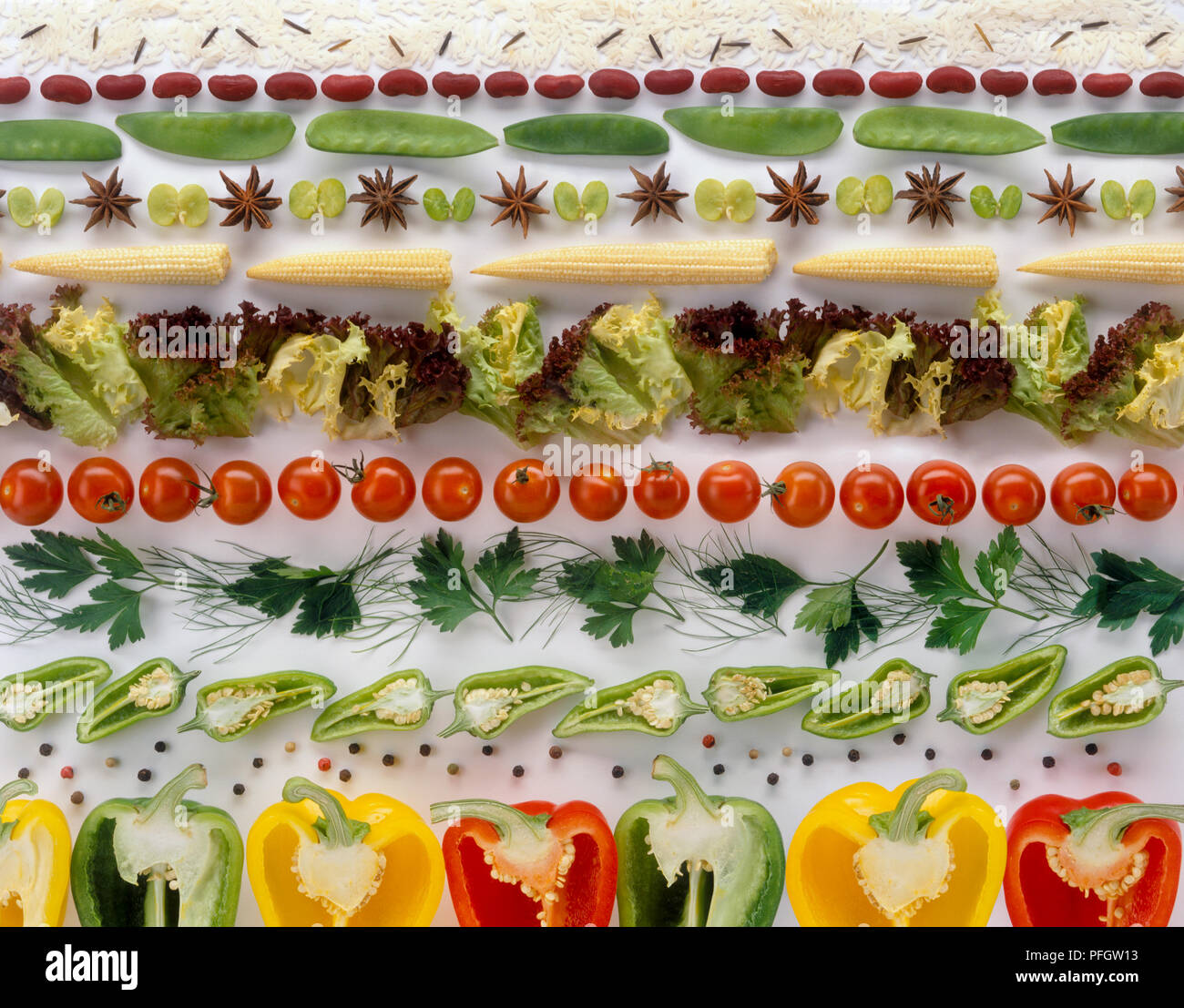 Linee di verdure compresi snow piselli, baby calli, lattuga, pomodori e peperoni Foto Stock
