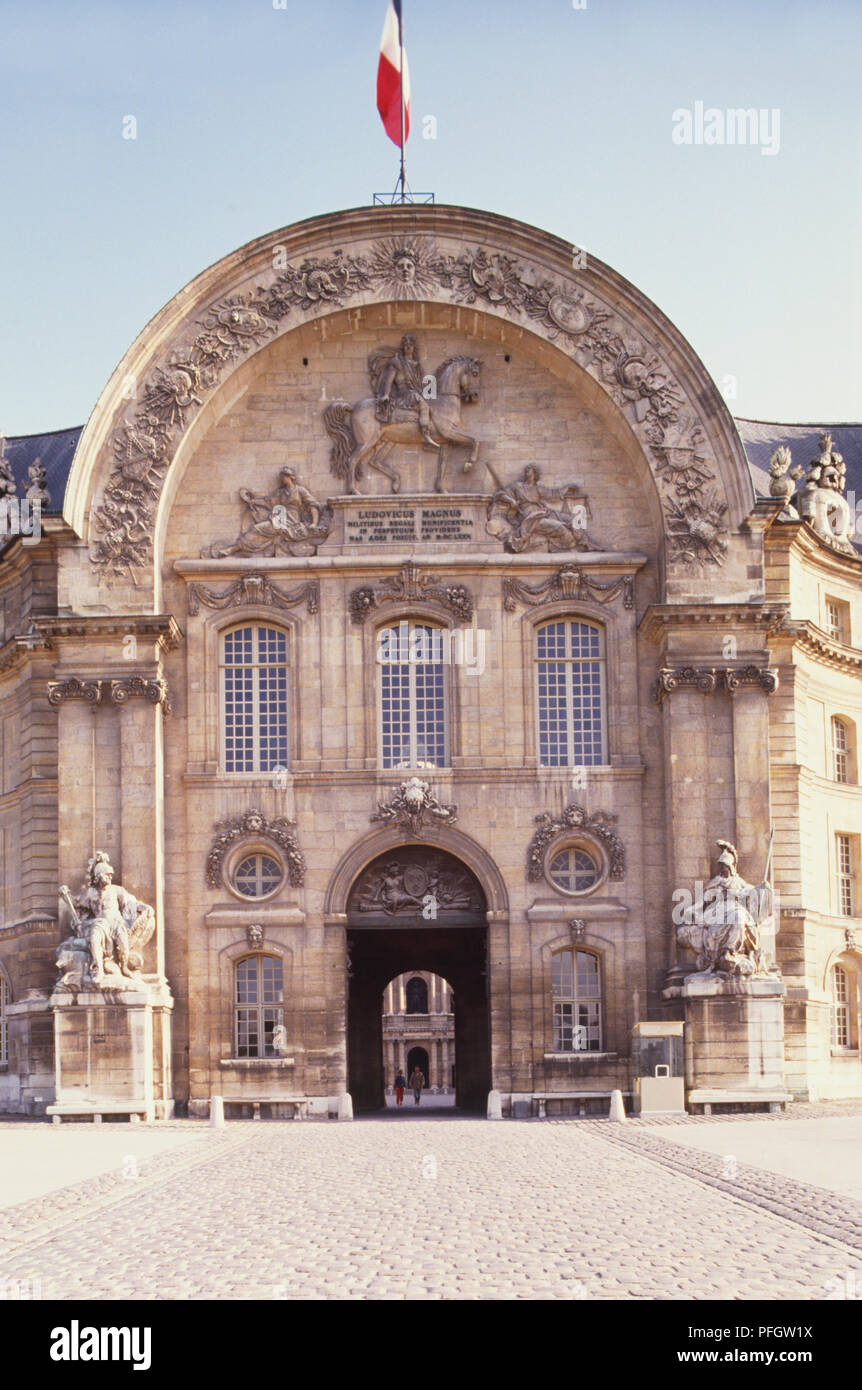 Francia, Parigi, ingresso al Hotel des Invalides, ospedale francese con bandiera e ampia arcata in pietra e statue intagliate in entrambi i lati. Foto Stock